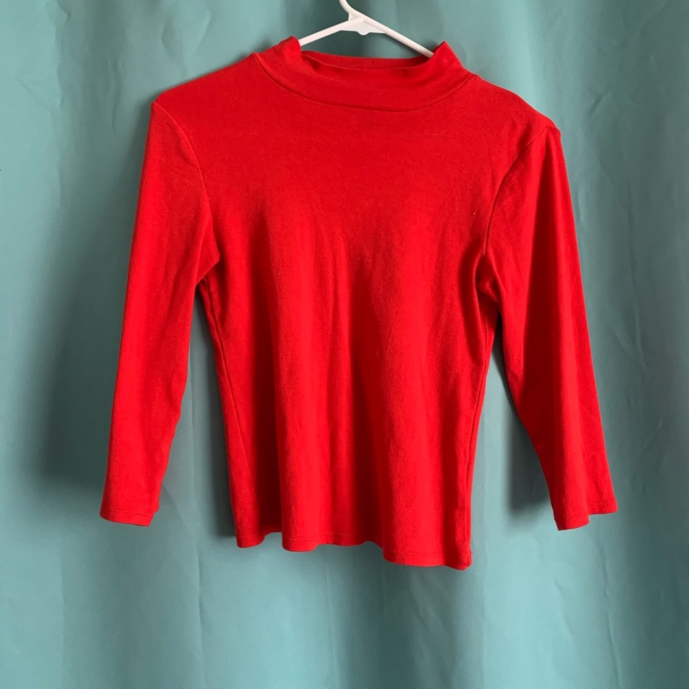 Quarter sleeve turtle neck